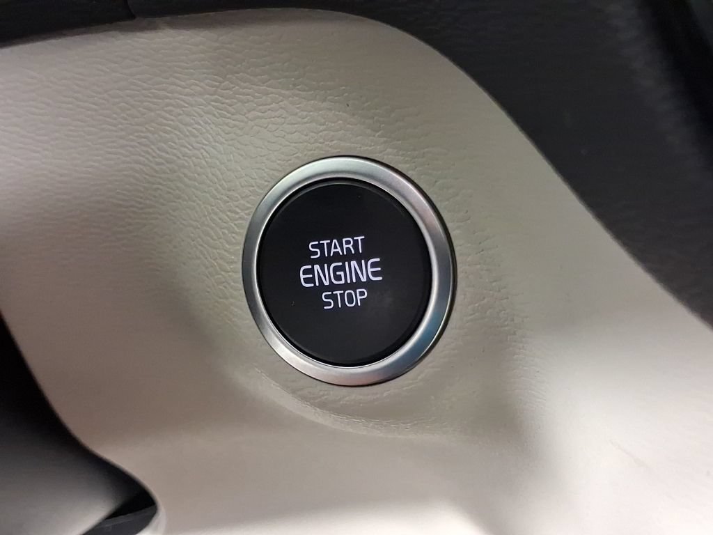 Certified 2026 Volvo XC40 B5 Plus AWD/4WD image 29