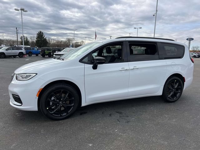 New 2026 Chrysler Pacifica Select w/ S Appearance Package AWD/4WD image 3