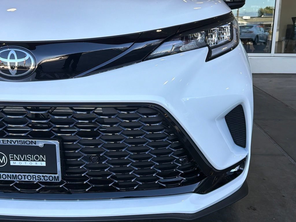 New 2026 Toyota Sienna XSE FWD image 5