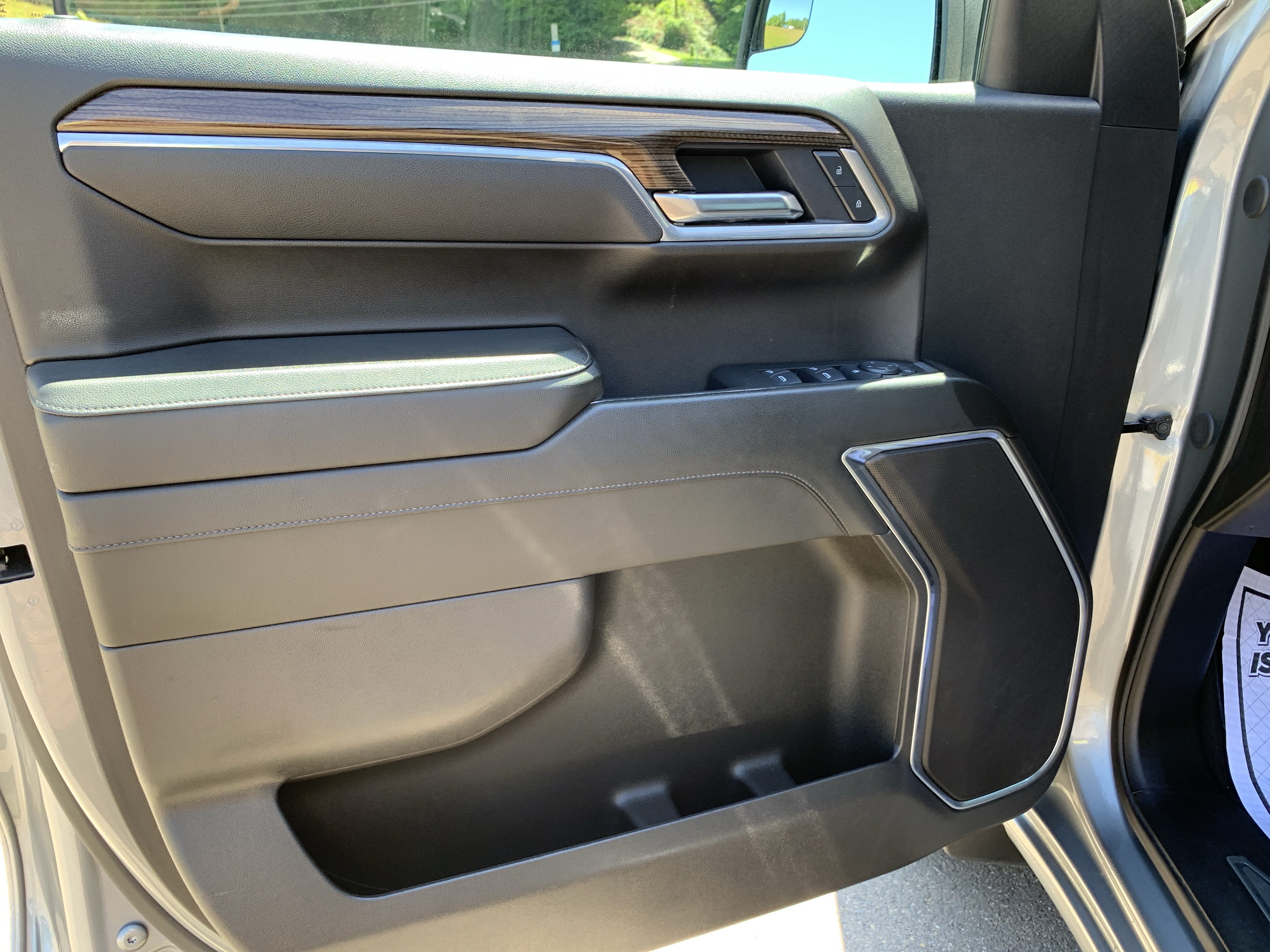 Used 2025 Chevrolet Silverado 1500 LT AWD/4WD image 16