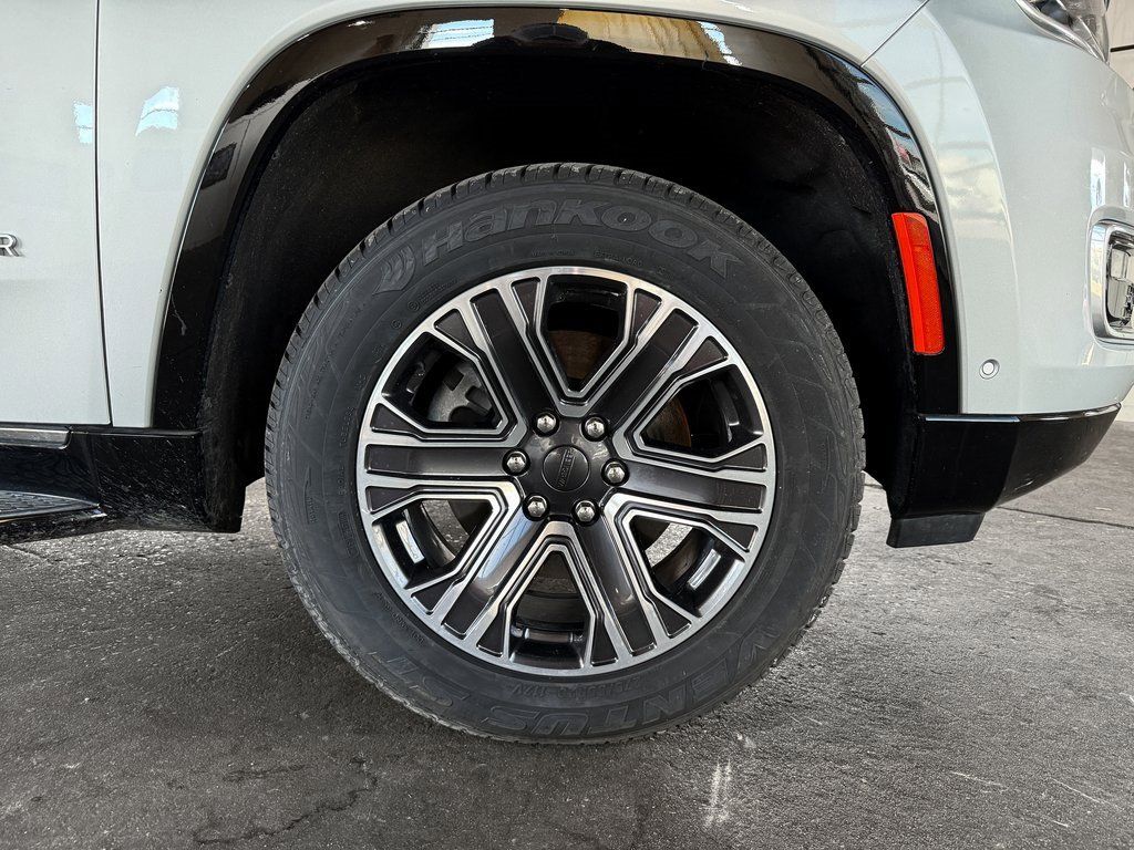 Used 2023 Jeep Wagoneer Base w/ Premium Group I image 6