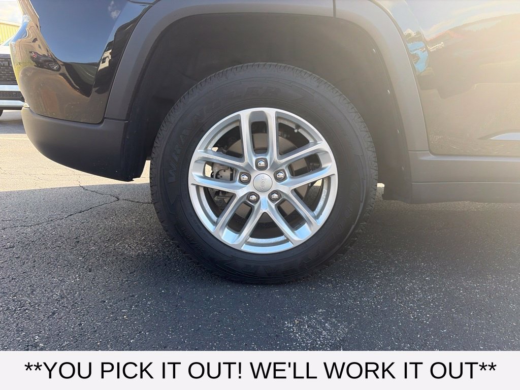 Used 2025 Jeep Grand Cherokee Laredo X w/ Luxury Tech Group I RWD image 7