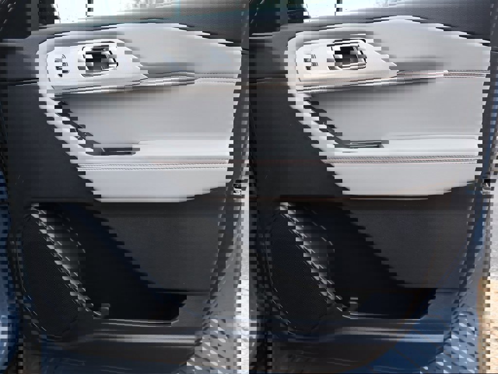 Used 2025 Ford Explorer Active w/ Active Comfort Package image 9