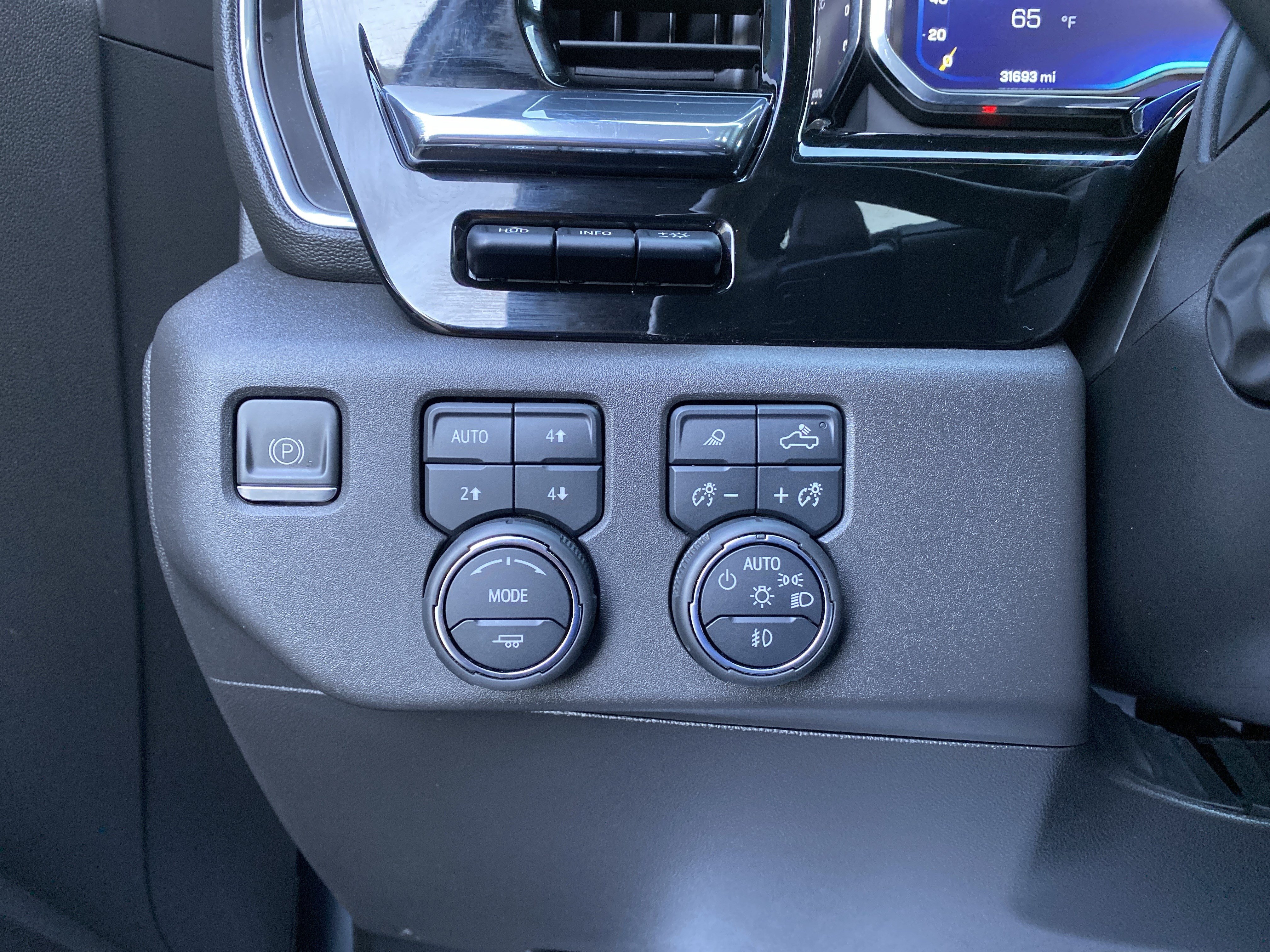 Used 2023 Chevrolet Silverado 1500 High Country w/ High Country Premium Package AWD/4WD image 19