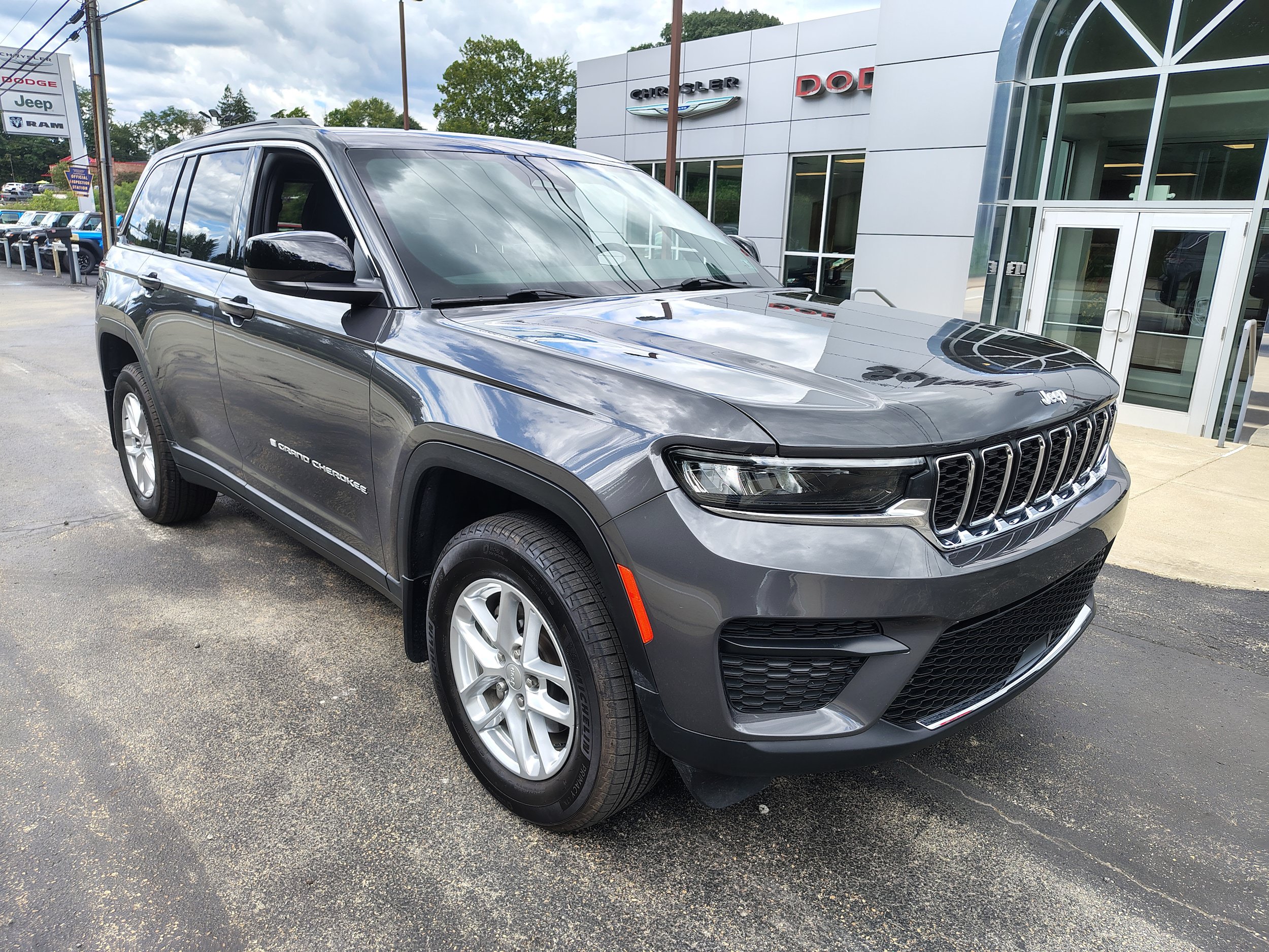 Certified 2025 Jeep Grand Cherokee Laredo X w/ Luxury Tech Group I AWD/4WD image 2