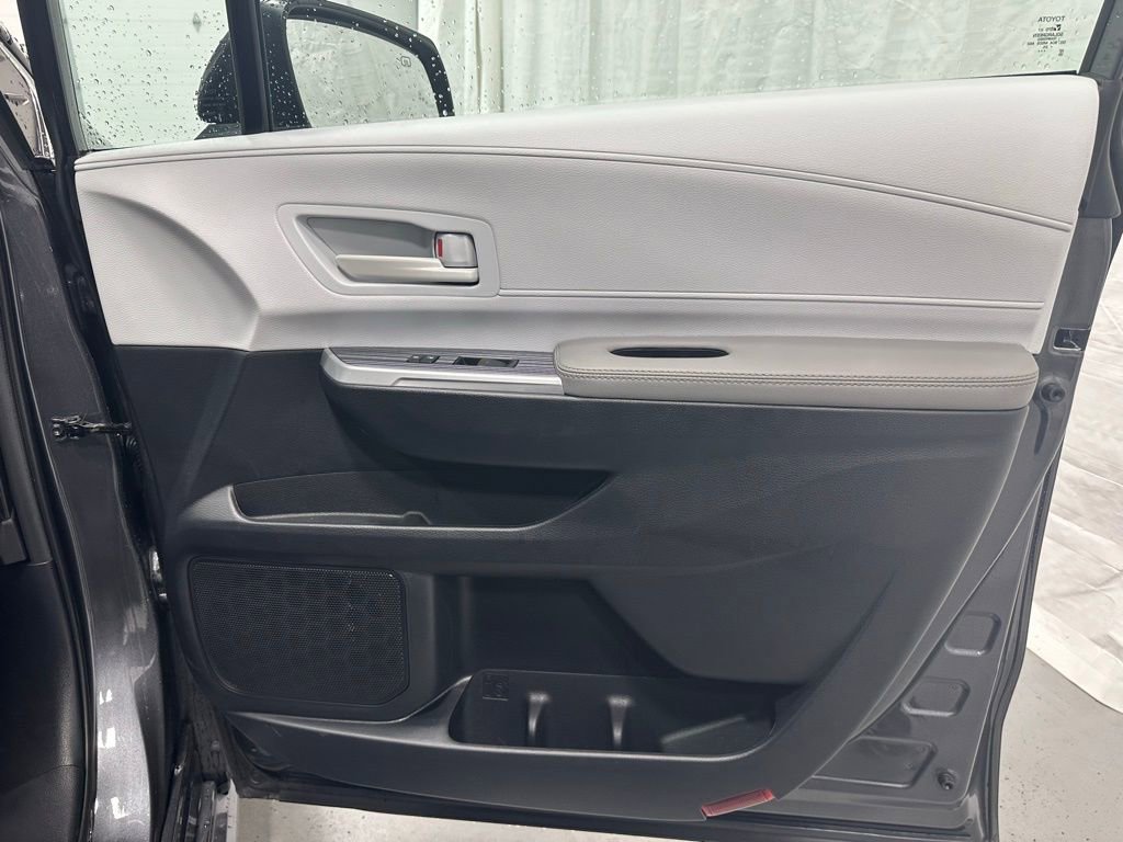 Used 2025 Toyota Sienna LE image 61