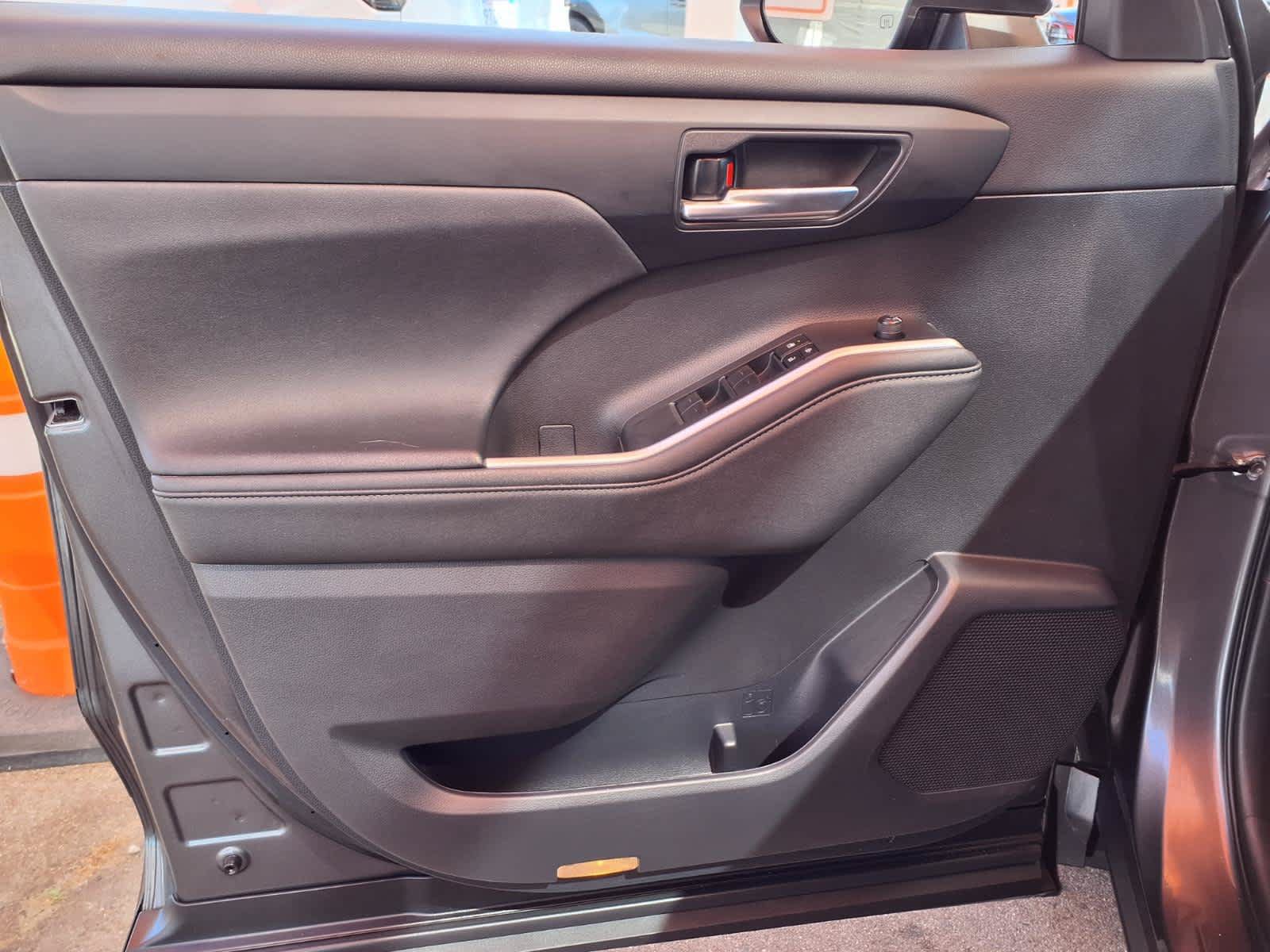 Used 2024 Toyota Highlander XLE FWD image 16