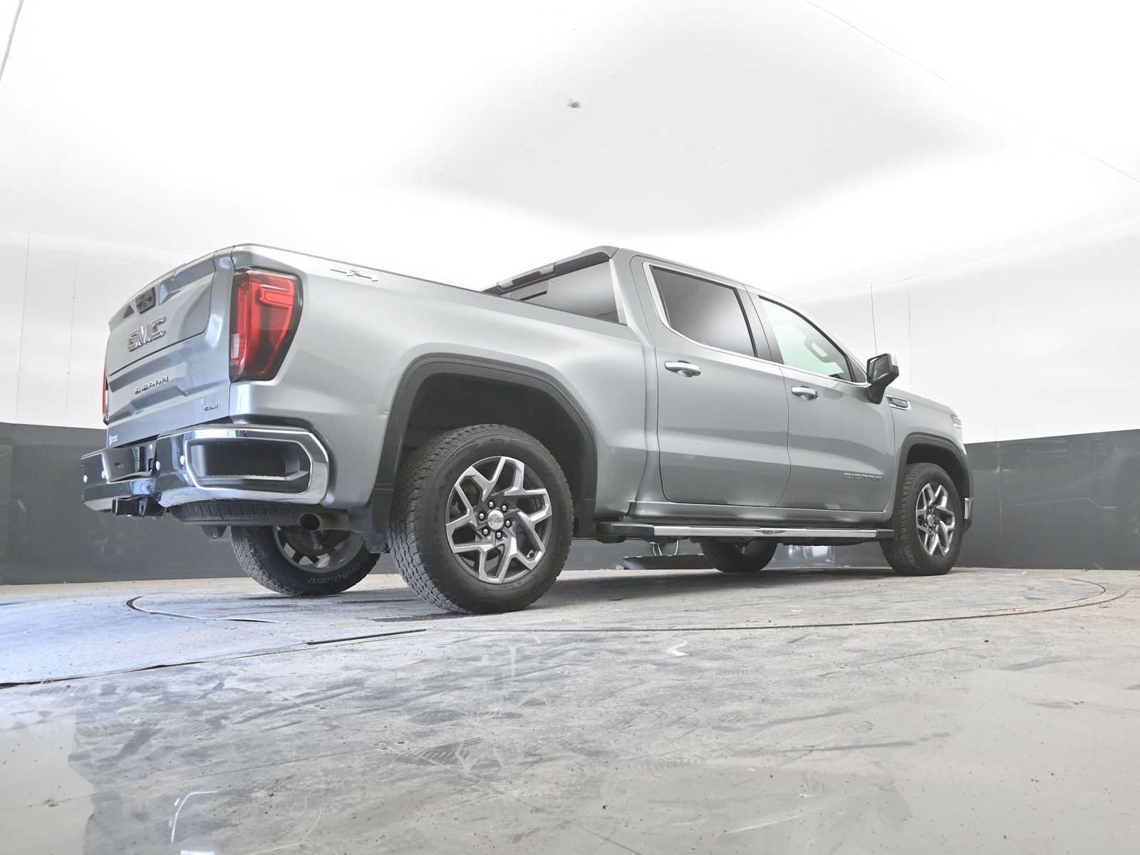 Used 2024 GMC Sierra 1500 SLT w/ SLT Premium Plus Package AWD/4WD image 34