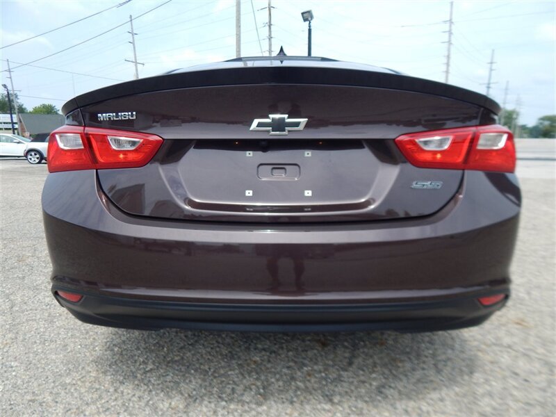 Used 2016 Chevrolet Malibu LT w/ Leather Package FWD image 9