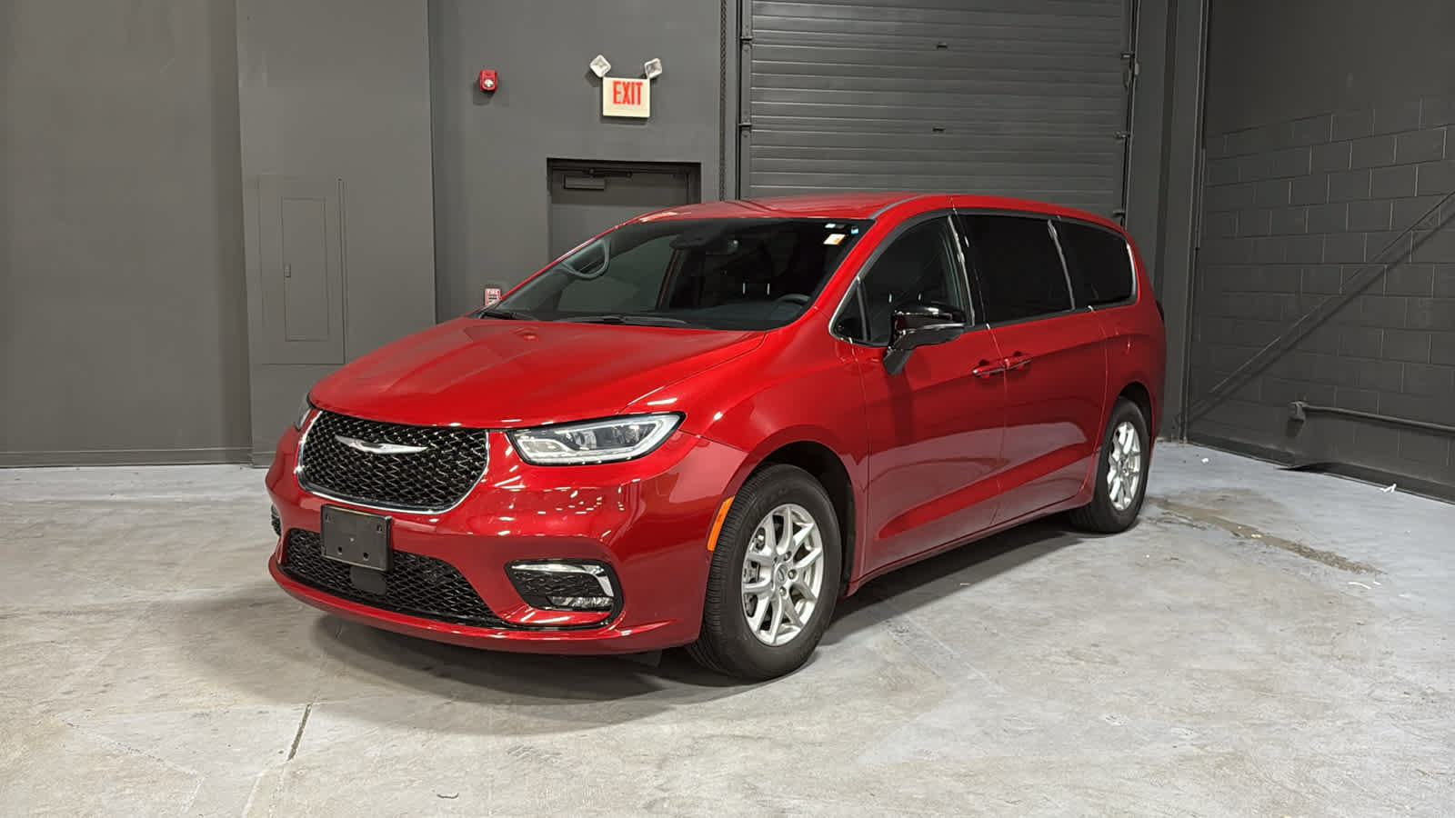 Used 2025 Chrysler Pacifica Select FWD image 3