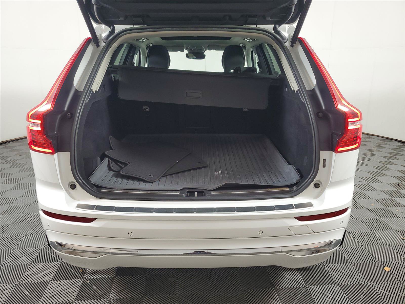 Certified 2023 Volvo XC60 B5 Plus w/ Protection Package Premier FWD image 9