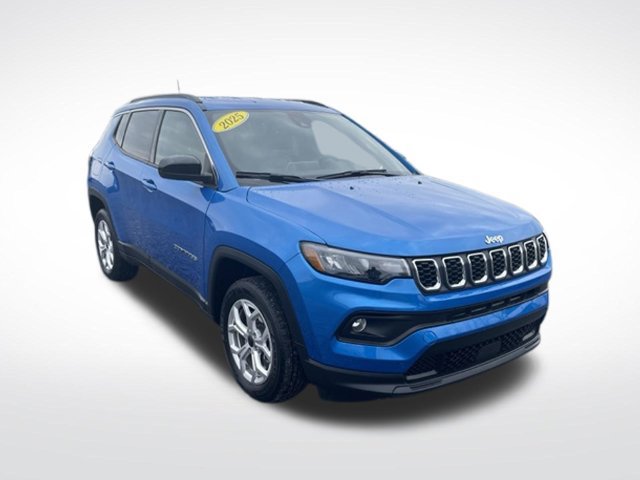 Used 2025 Jeep Compass Latitude w/ Convenience Group AWD/4WD image 3