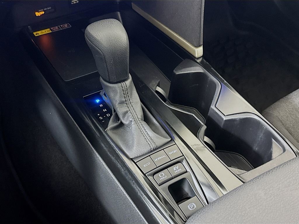 Used 2025 Toyota Camry LE AWD/4WD image 17