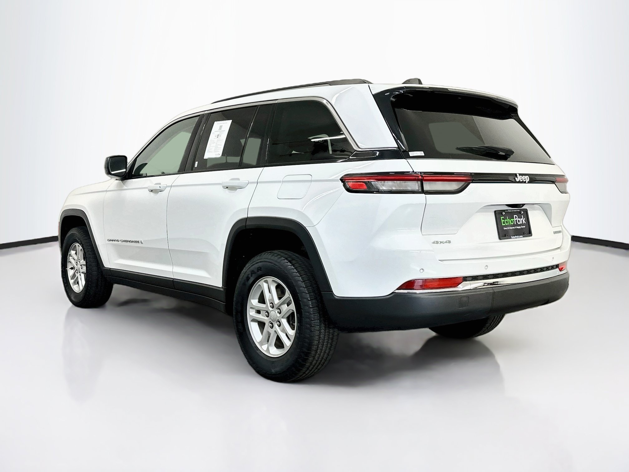 Used 2023 Jeep Grand Cherokee Laredo w/ Luxury Tech Group I AWD/4WD image 5