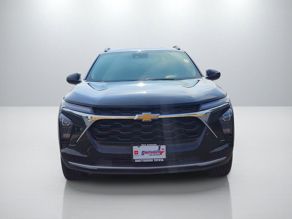 Used 2025 Chevrolet Trax LT FWD image 2