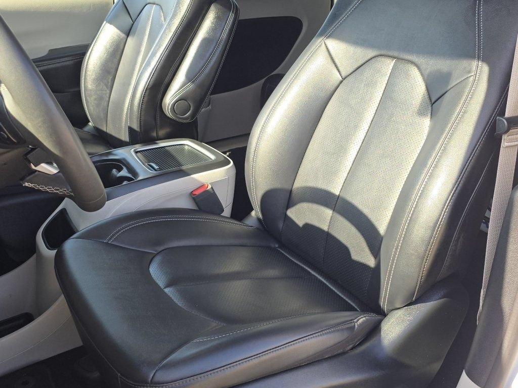 Used 2024 Chrysler Pacifica Touring-L FWD image 26