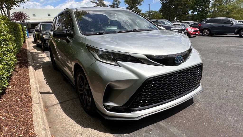 Used 2021 Toyota Sienna XSE w/ XSE Plus Package FWD image 1