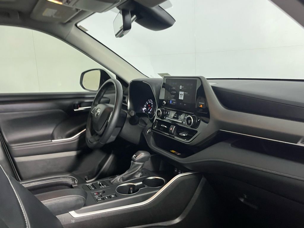 Used 2025 Toyota Highlander XLE image 30