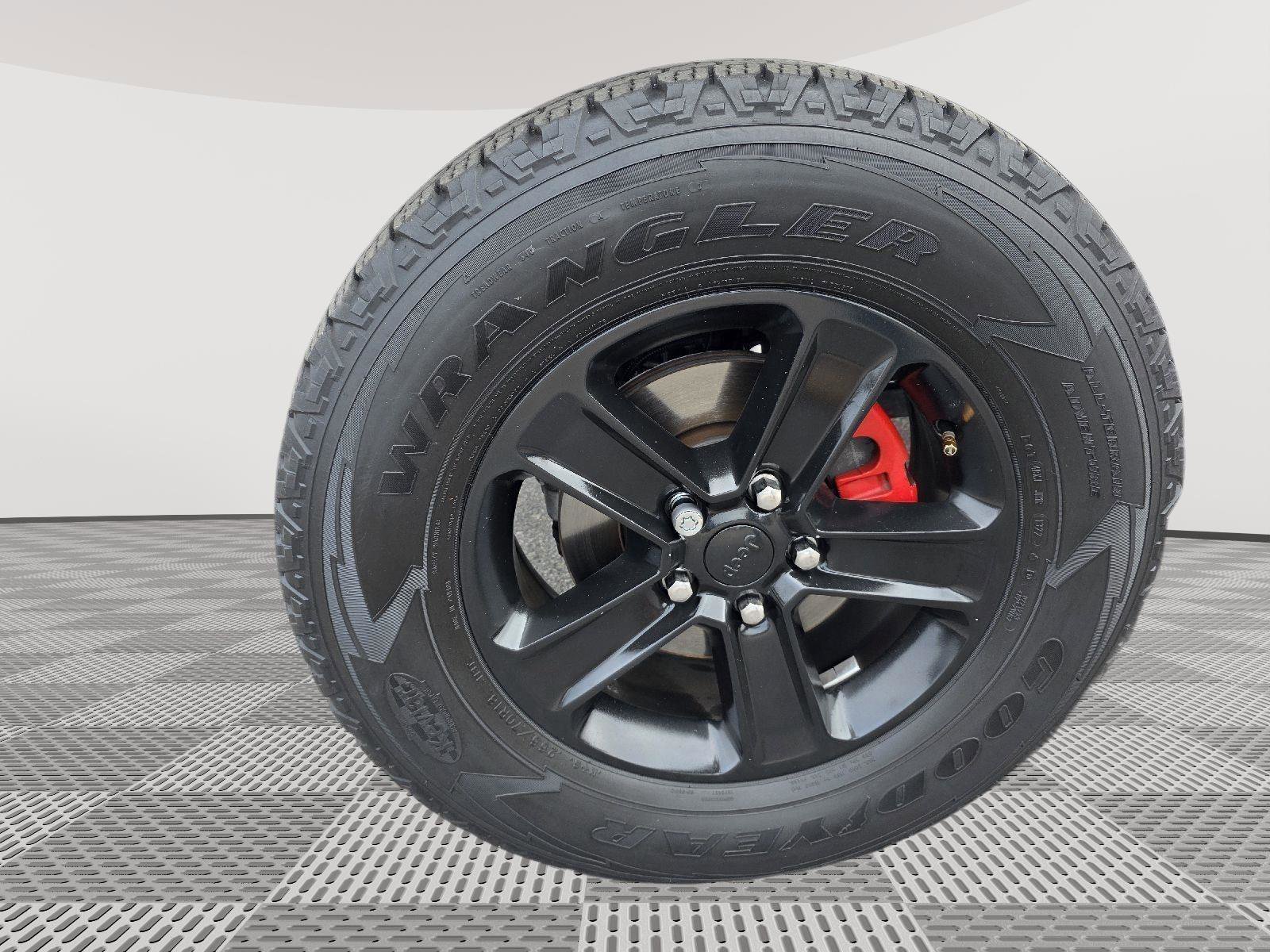 Used 2018 Jeep Wrangler Unlimited Sahara w/ Dual Top Group image 23