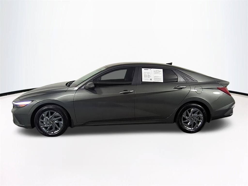 Used 2025 Hyundai Elantra Hybrid FWD image 8