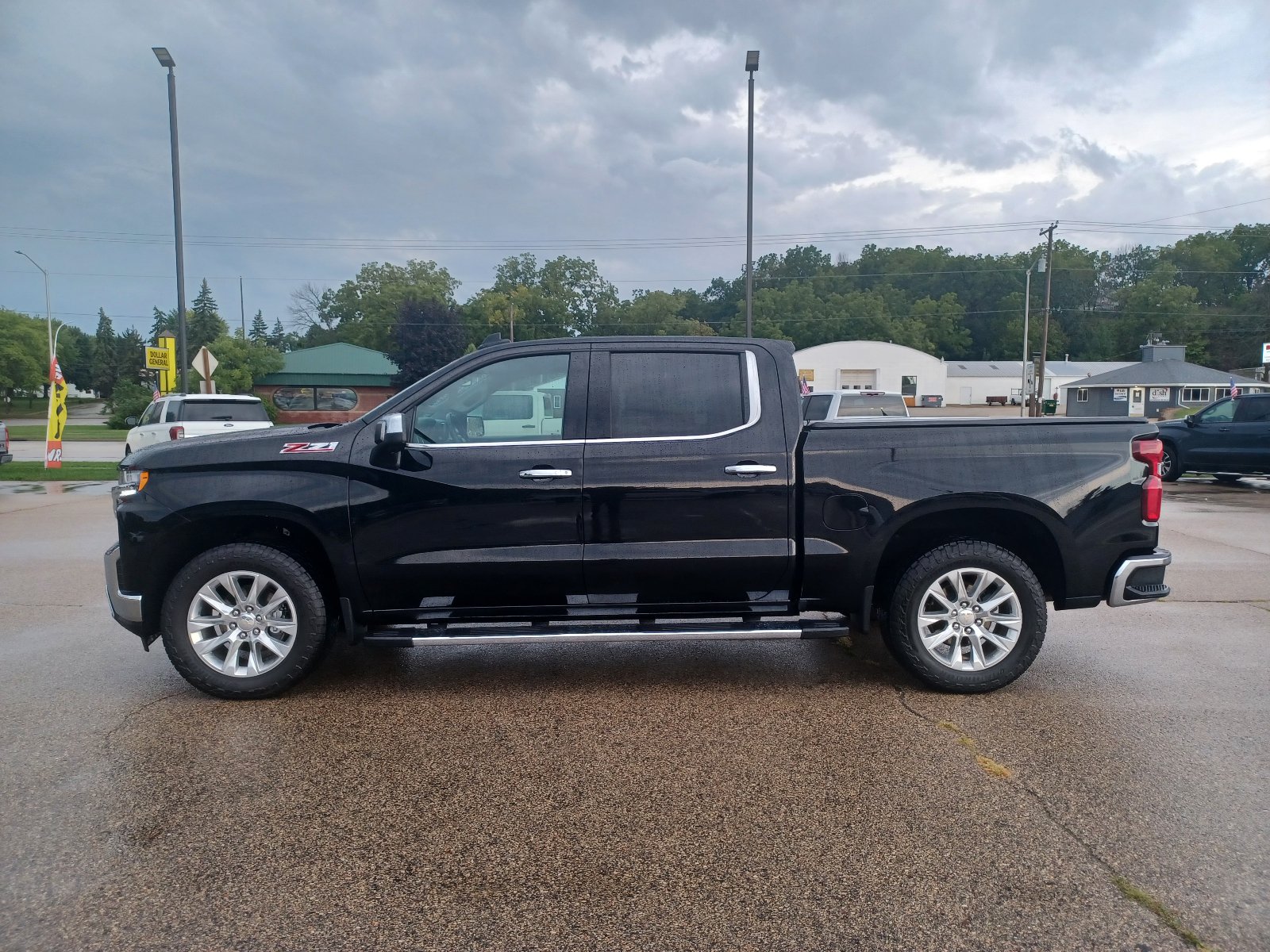 Used 2022 Chevrolet Silverado 1500 LTZ w/ Z71 Off-Road Package AWD/4WD image 2