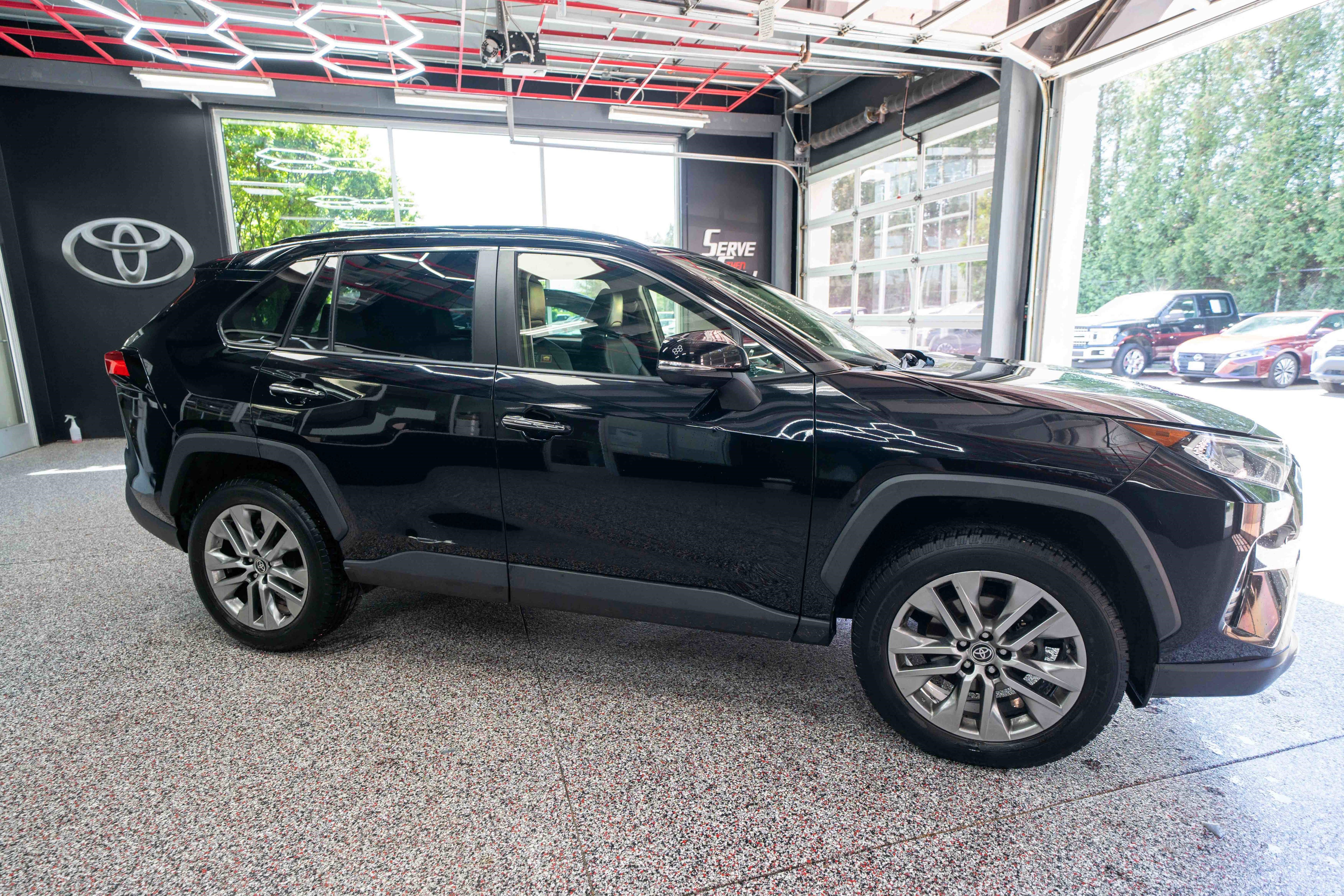 Used 2020 Toyota RAV4 Limited AWD/4WD image 5