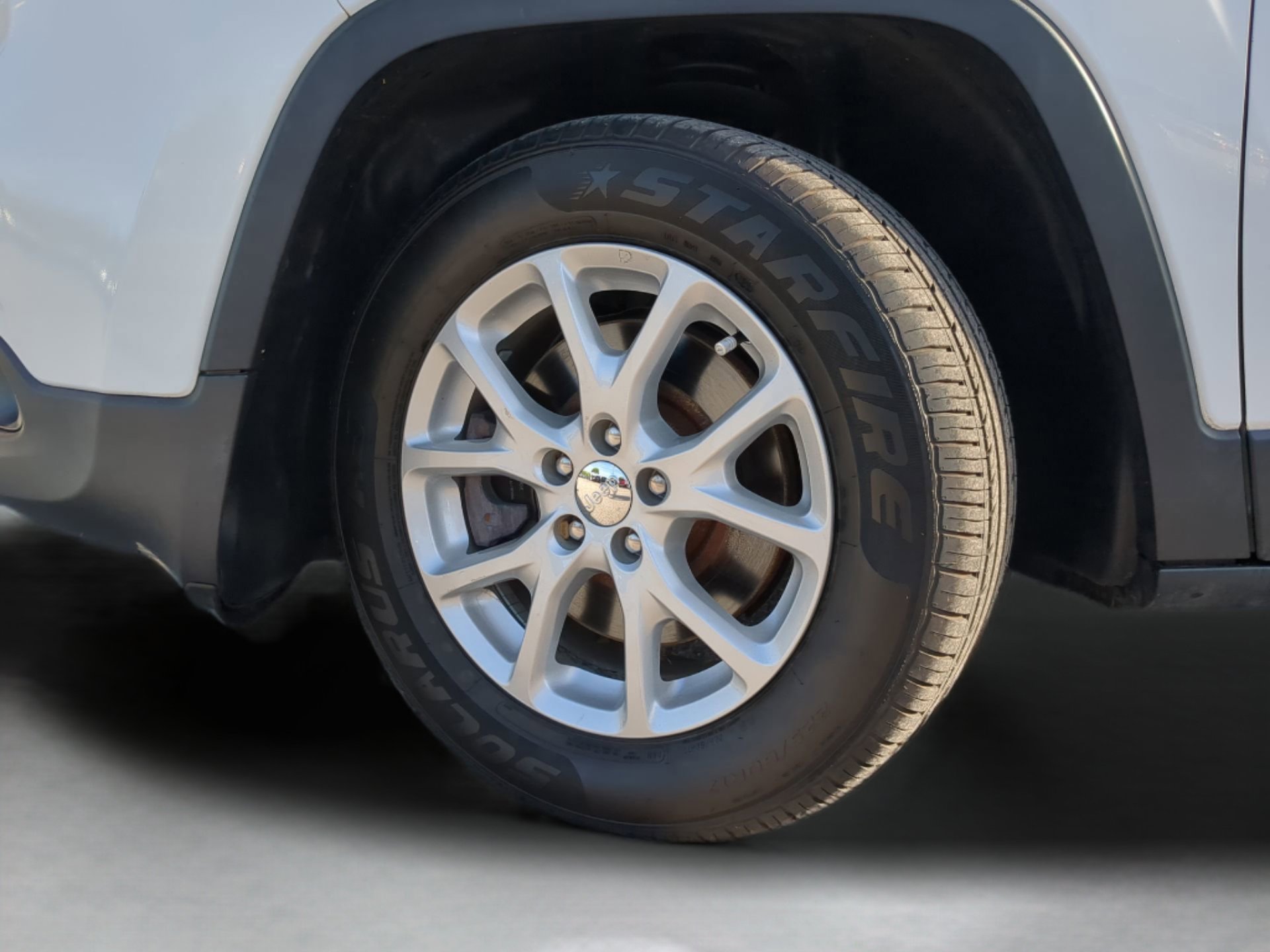 Used 2018 Jeep Cherokee Latitude w/ Safety Group FWD image 67