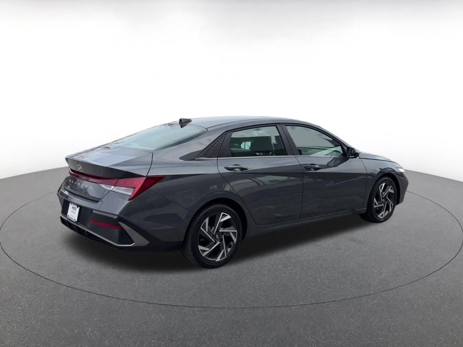 Used 2025 Hyundai Elantra SEL image 15