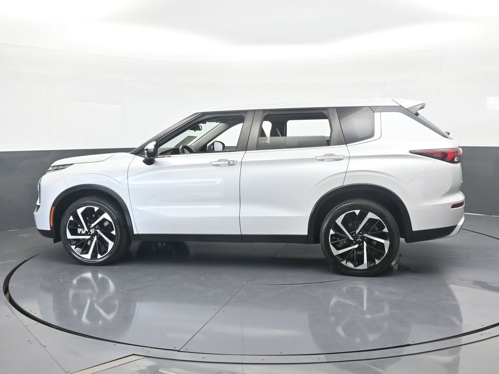 Used 2022 Mitsubishi Outlander SE image 3