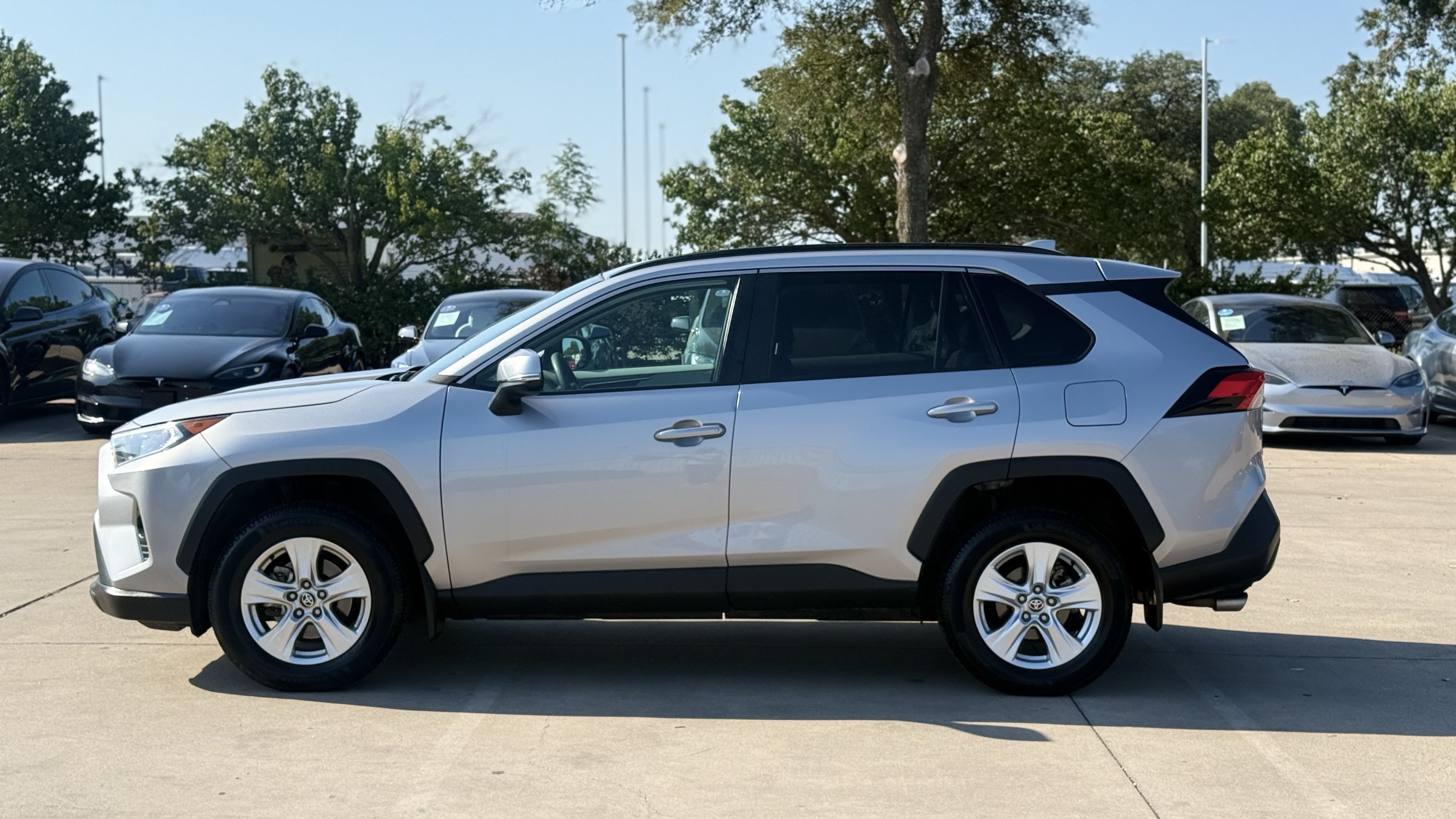 Used 2021 Toyota RAV4 XLE AWD/4WD image 4