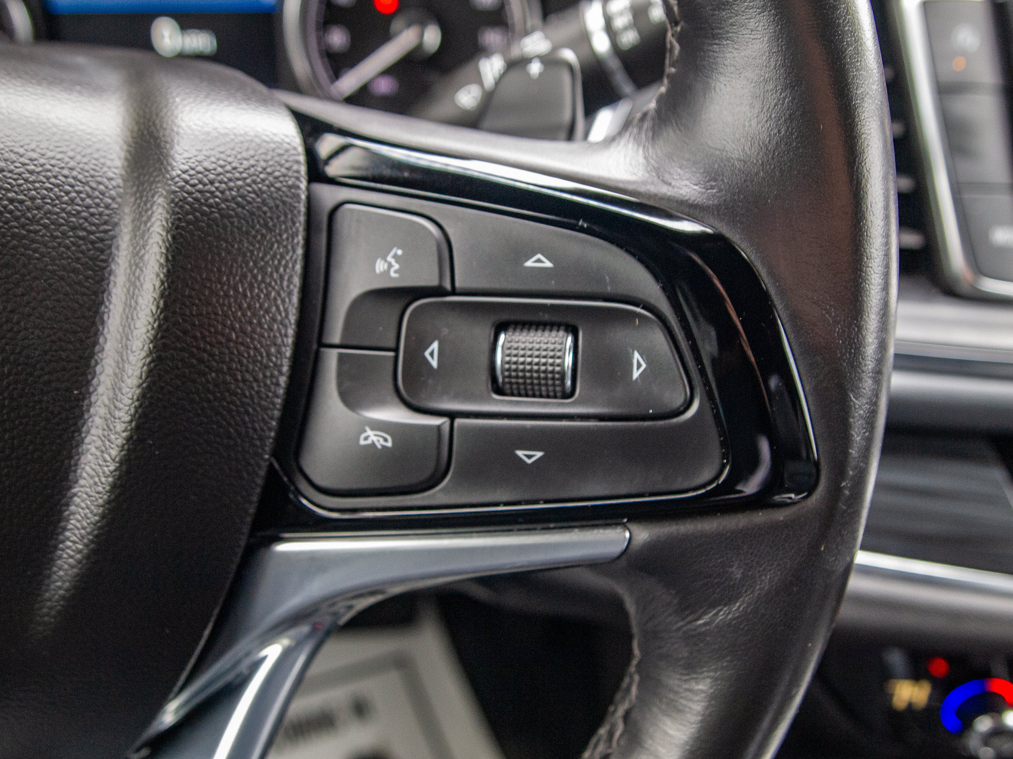 Used 2024 Buick Enclave Essence w/ Technology Package FWD image 23