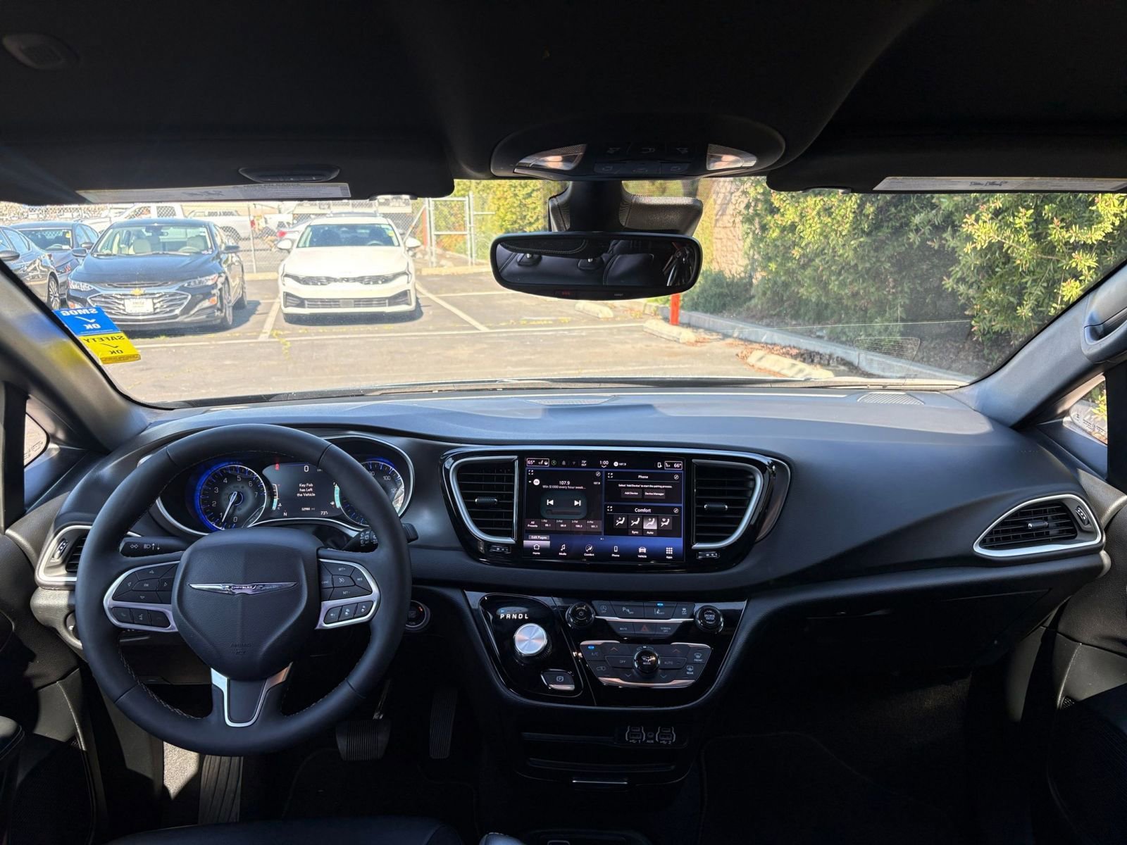 Used 2025 Chrysler Pacifica Select image 36