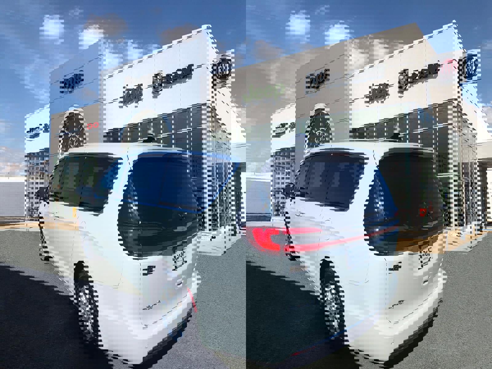 Used 2023 Chrysler Pacifica Touring-L image 3