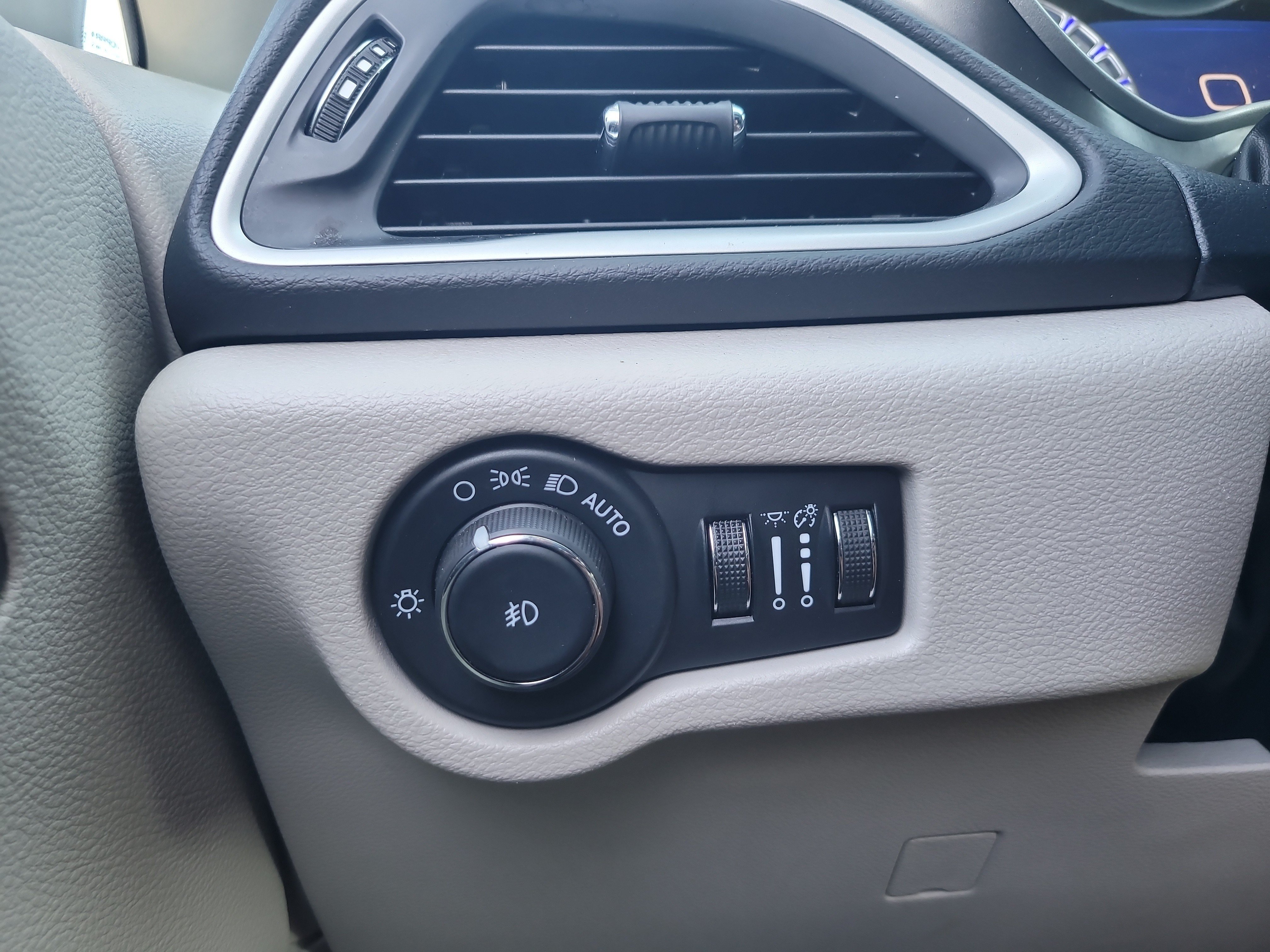 Used 2024 Chrysler Pacifica Touring-L FWD image 30