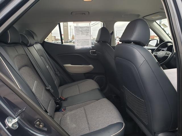 Used 2022 Hyundai Venue Limited image 18