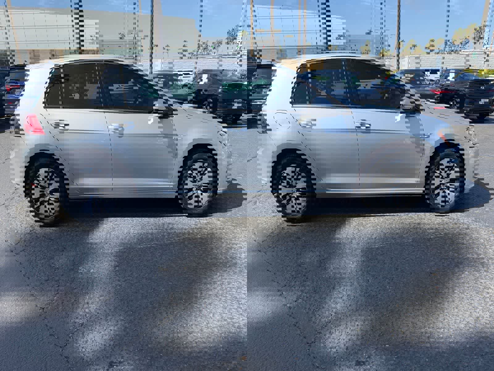 Used 2016 Volkswagen e-Golf SE FWD image 6