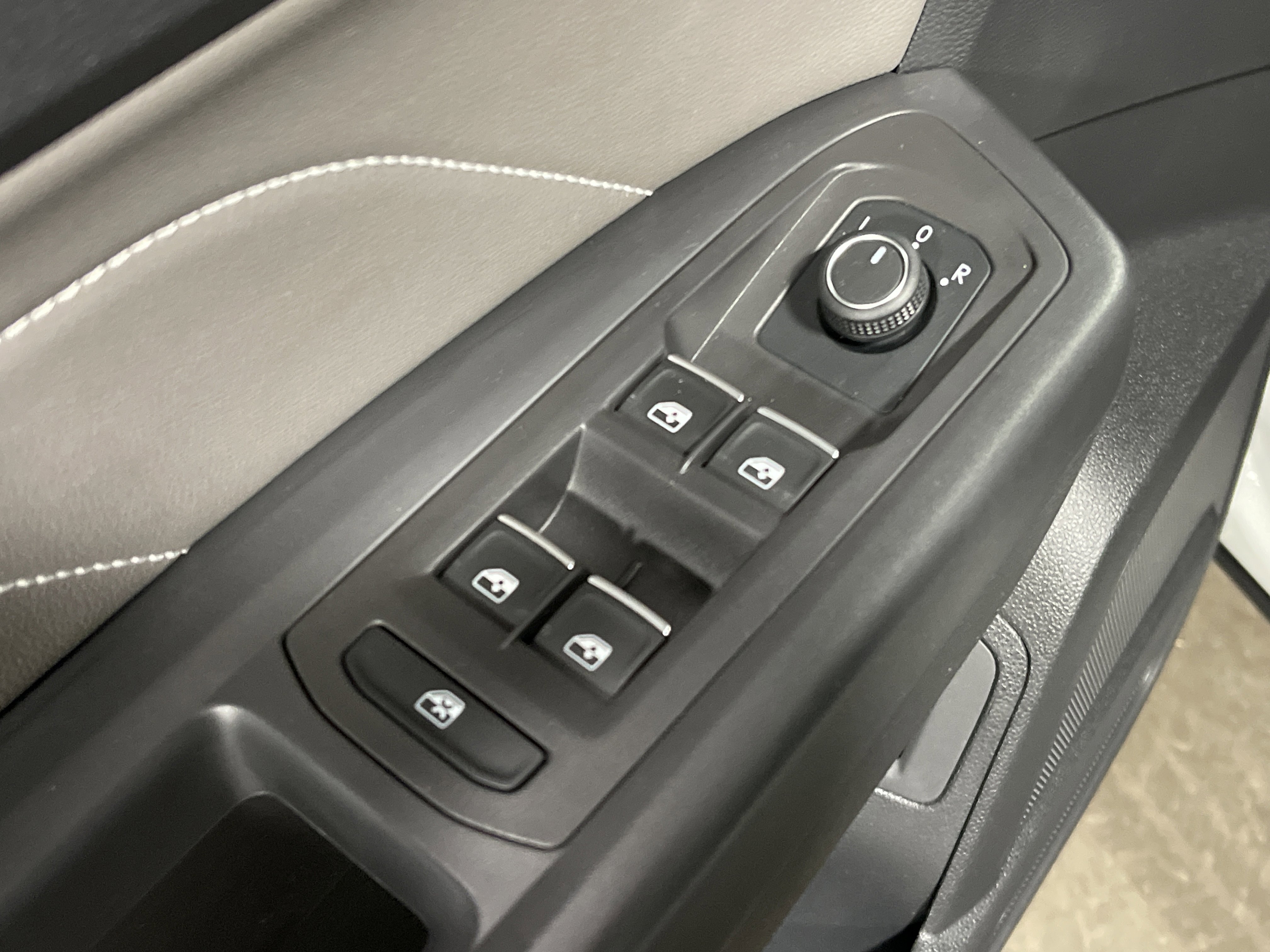 Used 2023 Volkswagen Atlas Cross Sport SE w/ Black Wheel Package image 8