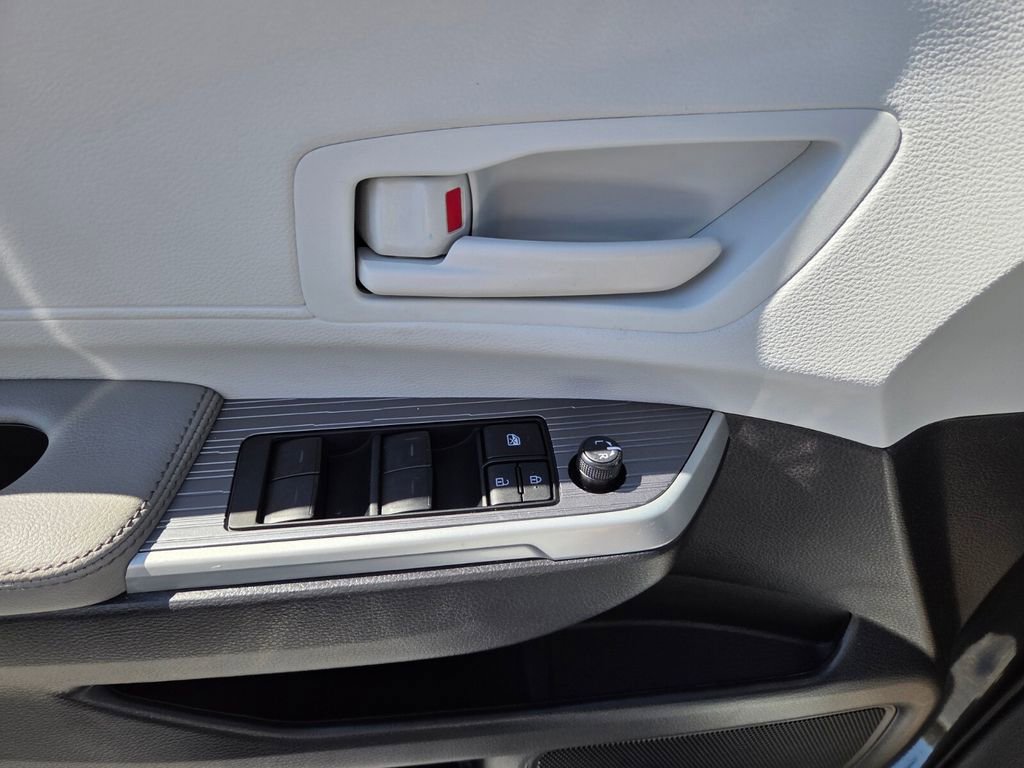 Used 2025 Toyota Sienna LE image 27