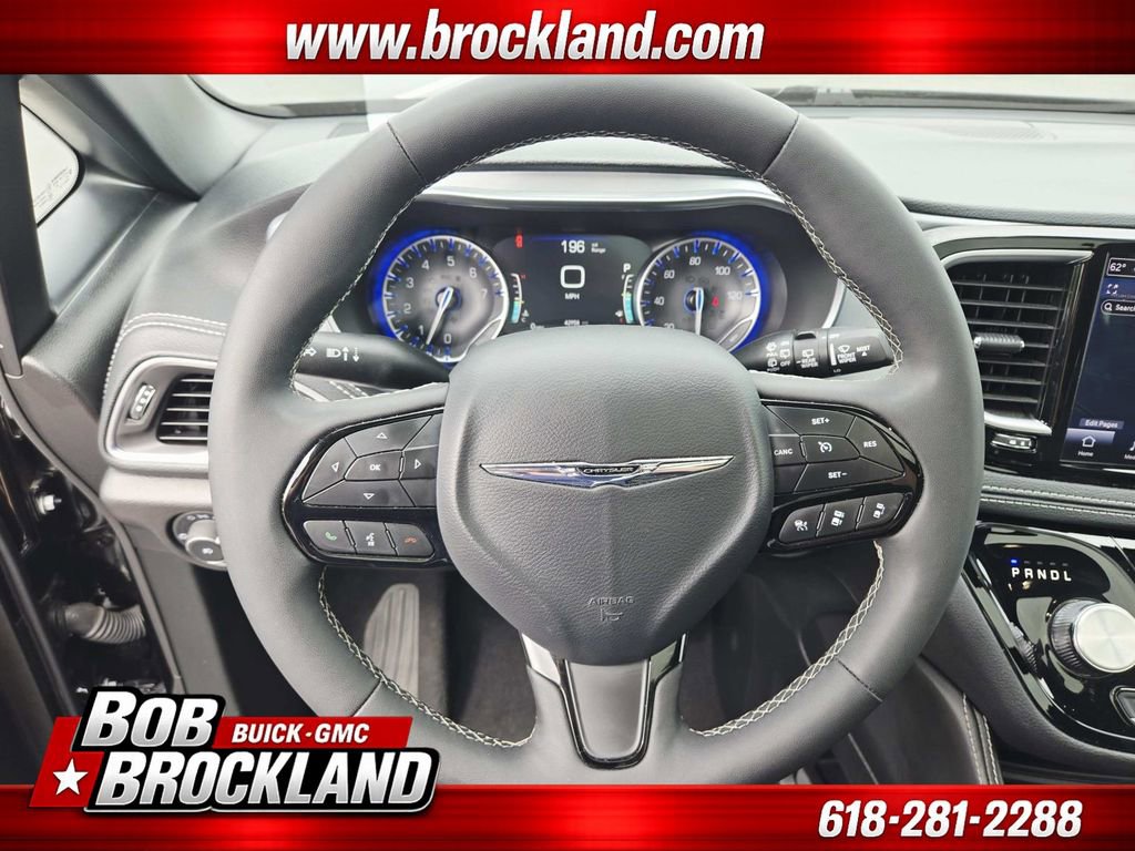 Used 2025 Chrysler Pacifica Limited image 21