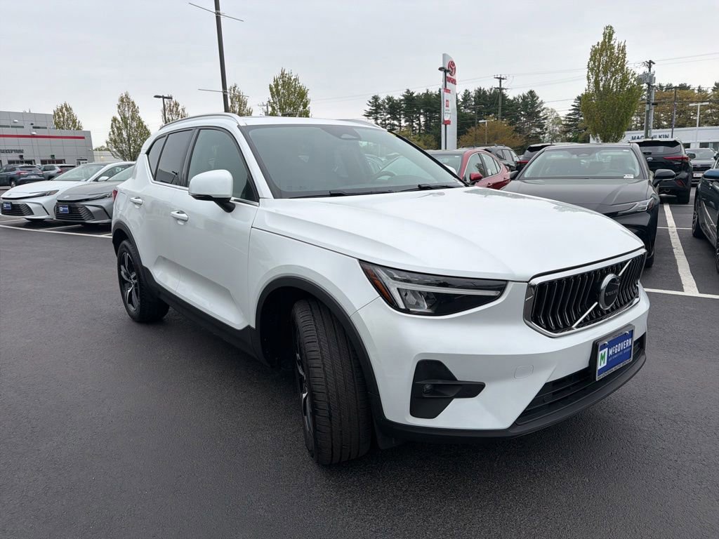 Used 2023 Volvo XC40 B5 Plus AWD/4WD image 3