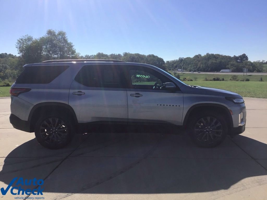 Used 2023 Chevrolet Traverse RS image 2