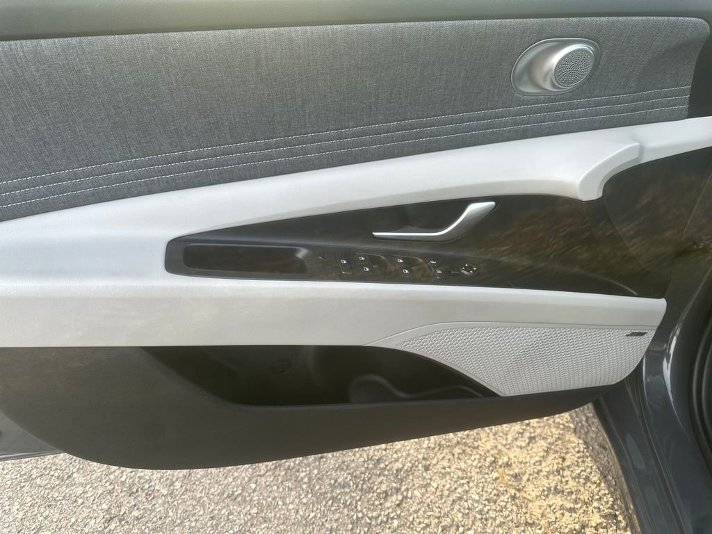 Used 2025 Hyundai Elantra Limited image 9