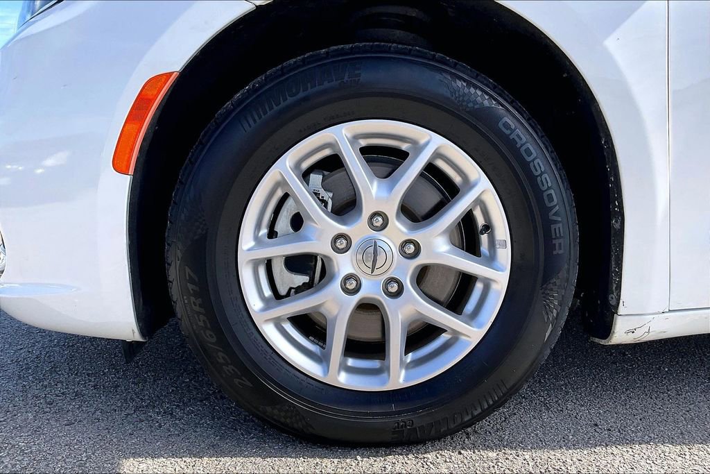 Certified 2022 Chrysler Pacifica Touring-L FWD image 35