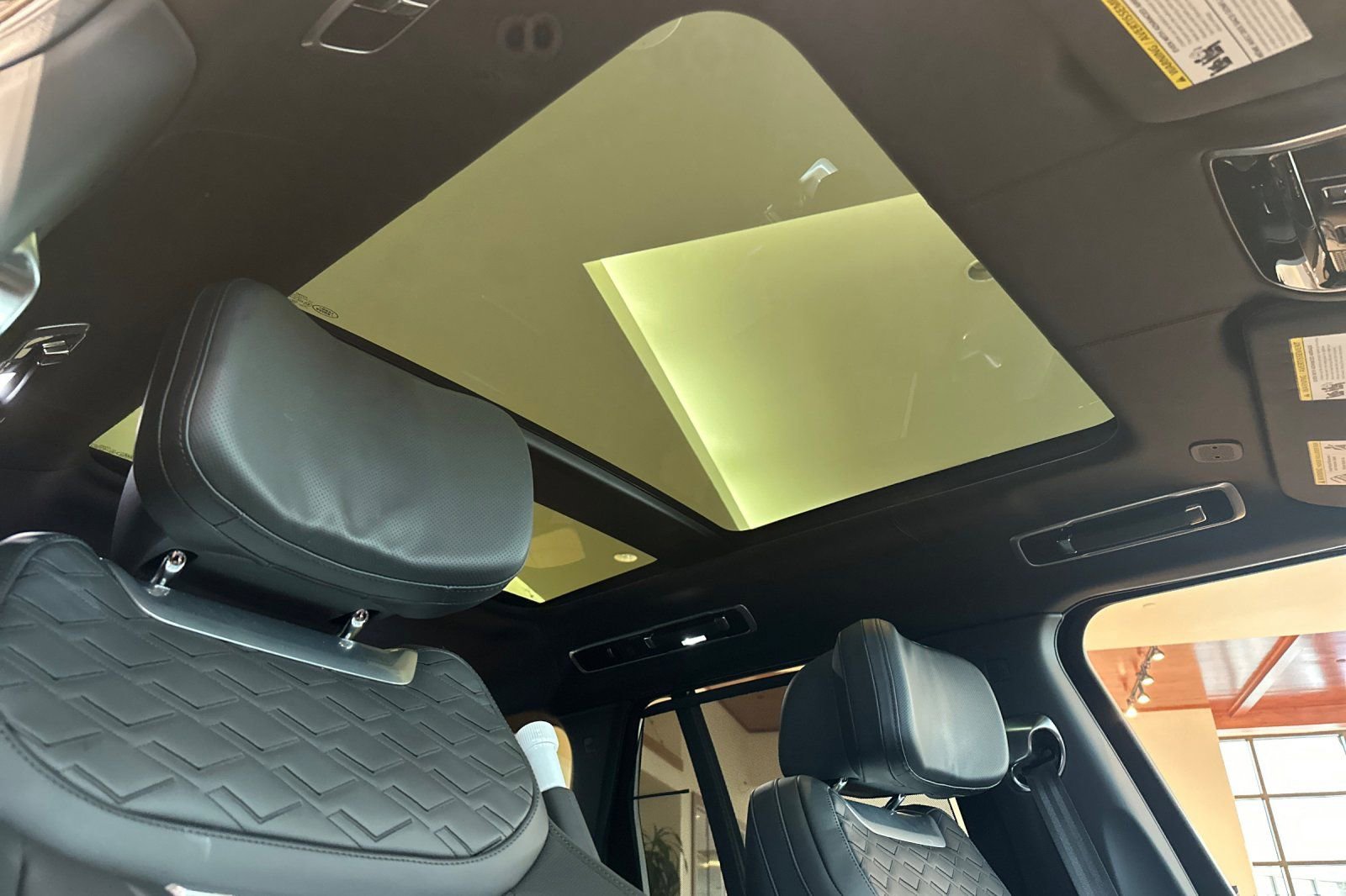 Used 2025 Land Rover Range Rover SV image 18