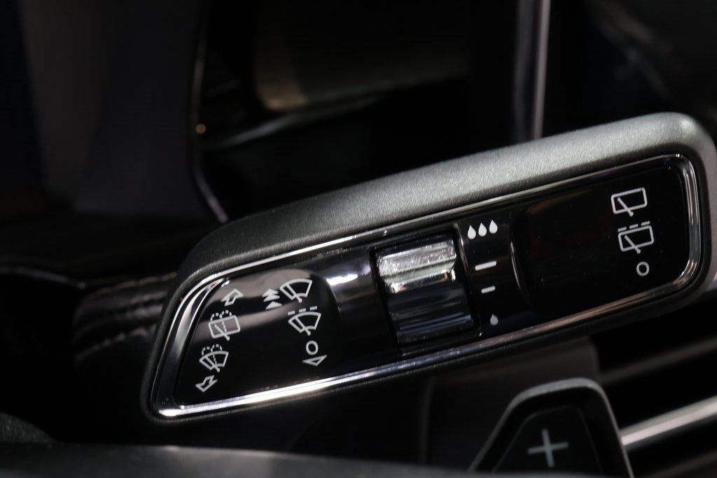 Used 2023 Lincoln Corsair Reserve image 17