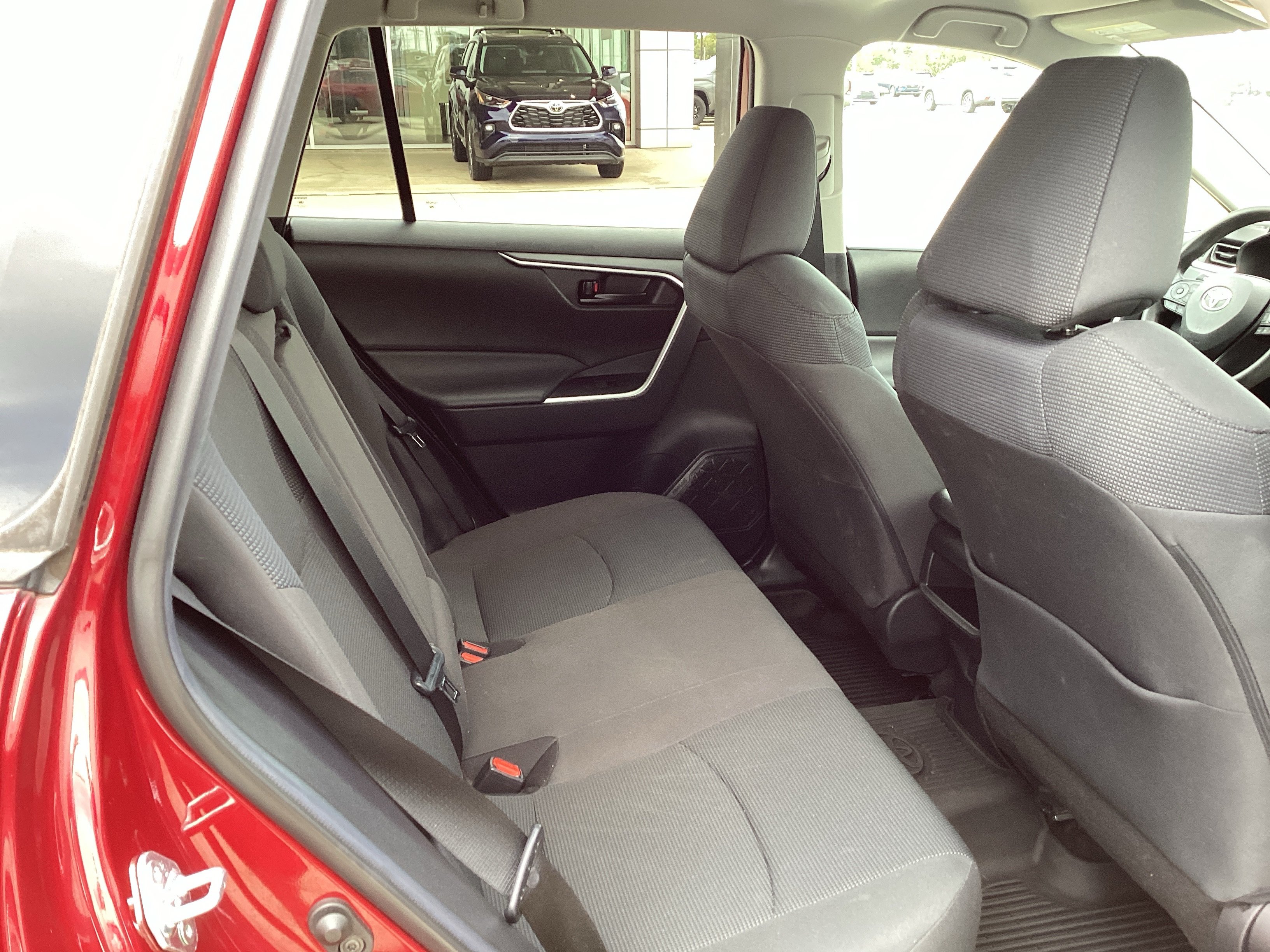 Used 2021 Toyota RAV4 LE FWD image 11