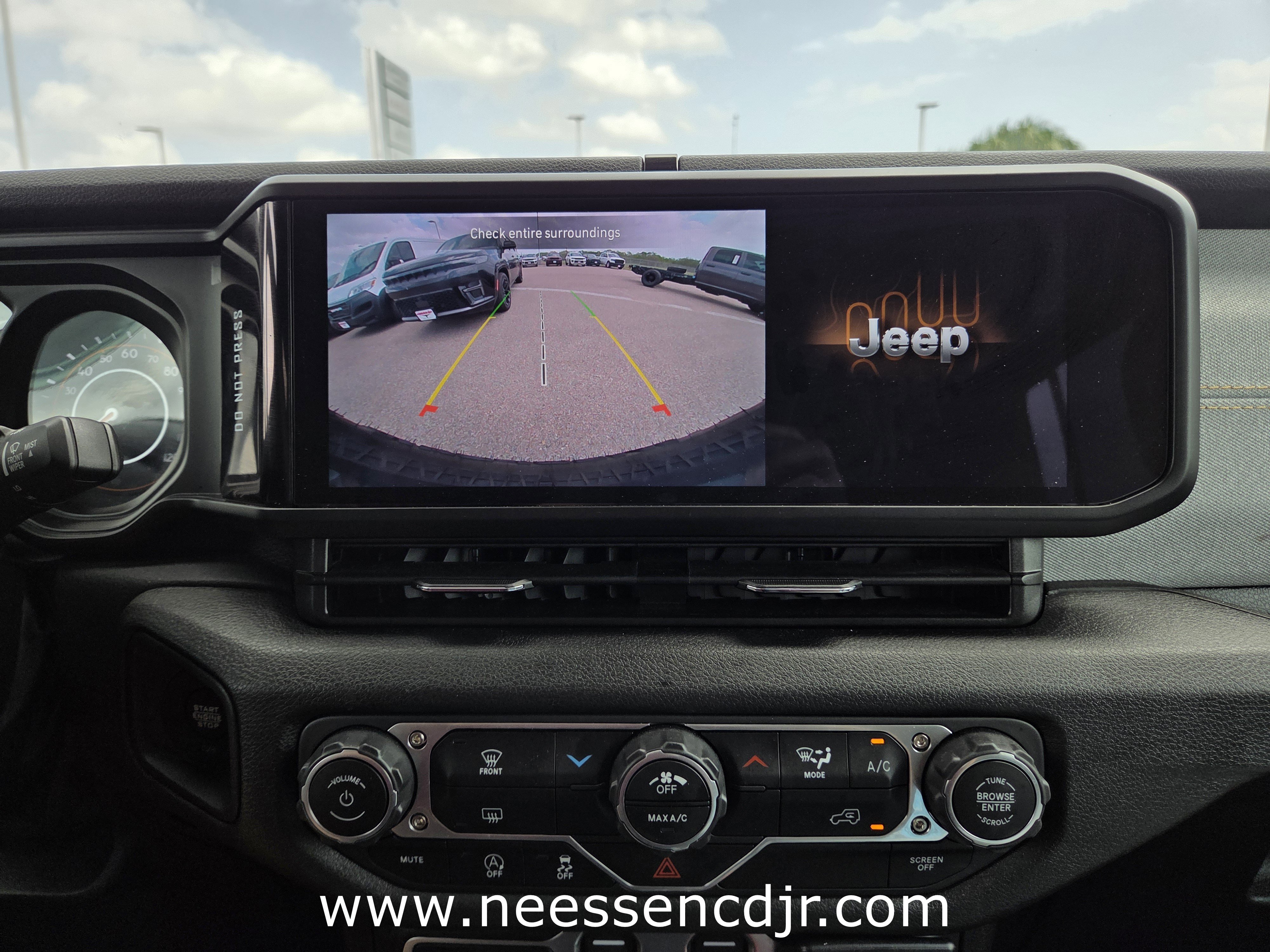Used 2025 Jeep Wrangler Willys image 9
