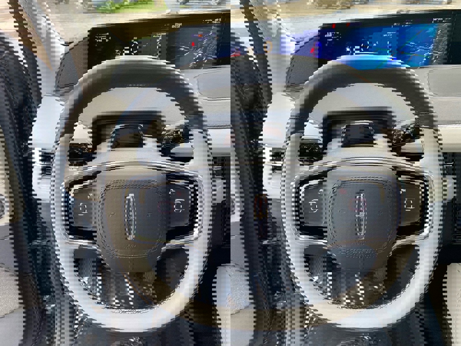 Used 2025 Lincoln Navigator Reserve AWD/4WD image 10