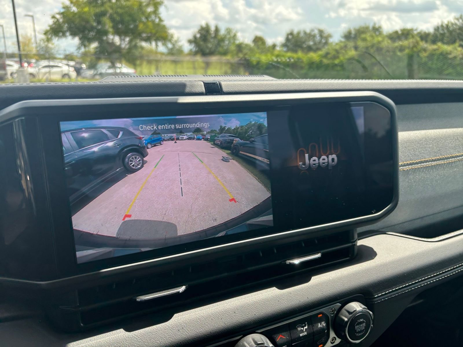 Used 2025 Jeep Wrangler Sahara image 17