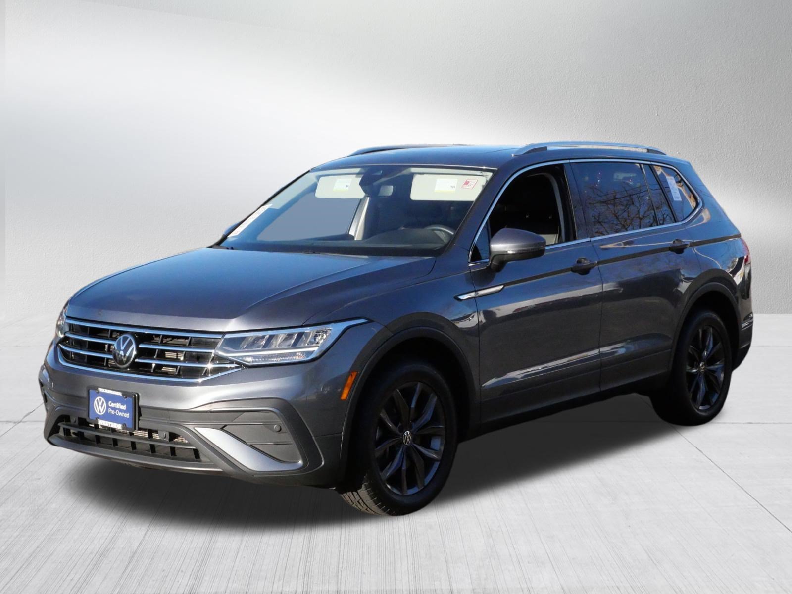 Certified 2023 Volkswagen Tiguan SE w/ Panoramic Sunroof Package AWD/4WD image 3